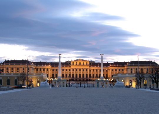 Klassenfahrten Wien - Schloss Schönbrunn Klassenfahrten Wien - das berühmte Sisi-Schloss "Schloss Schönbrunn" (Blick von der Schlossallee)