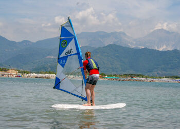 Windsurfen in der Toskana Auf Klassenfahrt mit HEROLÉ: Windsurfen in der Toskana