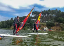 Auf Klassenfahrt mit HEROLÉ: Schüler beim Windsurfen auf Usedom