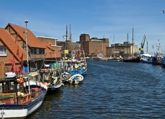 Blick auf den alten Hafen in Wismar Auf Klassenfahrt mit HEROLÉ: Besichtigen Sie auch den alten Hafen mit den zahlreichen Schiffen in Wismar
