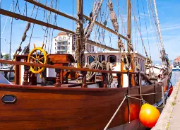 Auf Klassenfahrt mit HEROLÉ: Wismar Hafen auf Rügen.