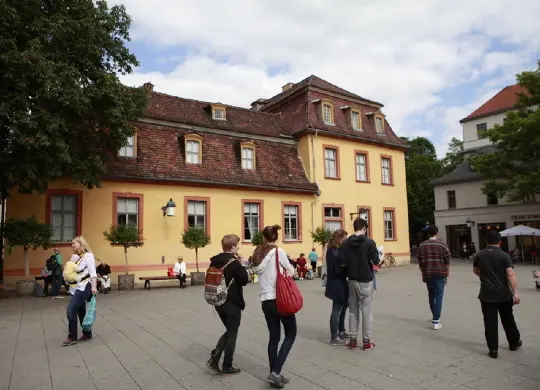 Auf Klassenfahrt mit HEROLÉ: Wittumspalais am Theaterplatz in Weimar.