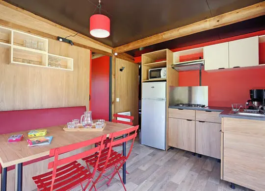 Auf Klassenfahrt mit HEROLÉ: Wohnraum/Küche im Chalet Evasion auf dem Camping Baie du Mont St. Michel in der Normandie