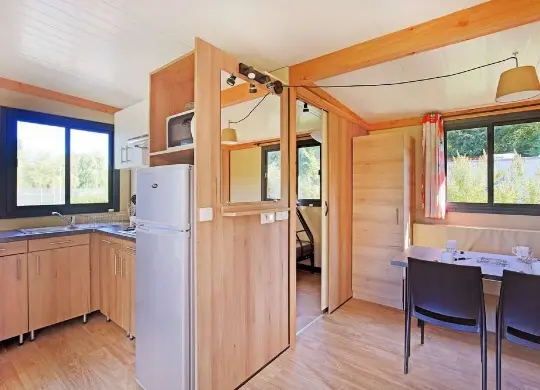 Auf Klassenfahrt mit HEROLÉ: Wohnraum/Küche im Mobilhome Vancouver auf dem Camping Baie du Mont St. Michel in der Normandie