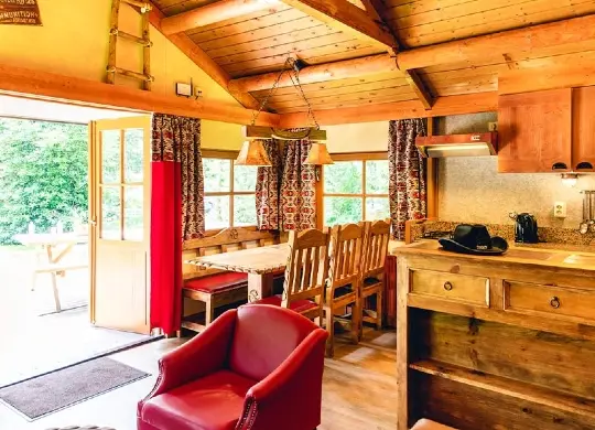 Auf Klassenfahrt mit HEROLÉ: Wohnzimmer im Ferienhaus Cowboy im Ferienpark Slagharen bei Zwolle