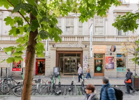 Auf Klassenfahrt mit HEROLÉ: Eingang des Wombat's City Hostel Budapest