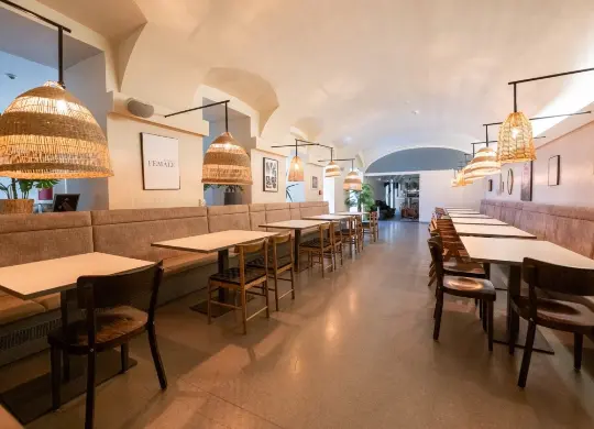 Auf Klassenfahrt mit HEROLÉ: Frühstücksraum im Wombat's City Hostel Budapest