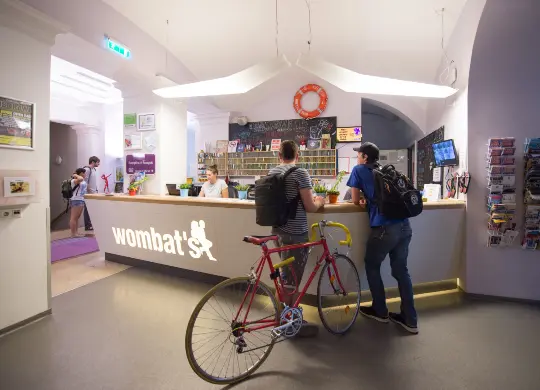 Auf Klassenfahrt mit HEROLÉ: Rezeption vom  Wombats City Hostel Budapest