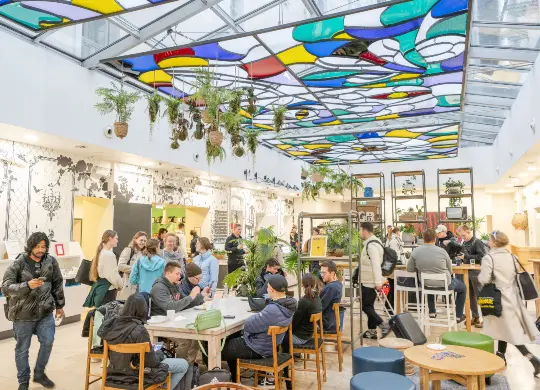 Auf Klassenfahrt mit HEROLÉ: Lobbybereich im Wombats City Hostel in Budapest