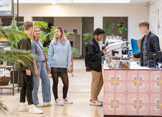 Auf Klassenfahrt mit HEROLÉ: WomBar im Wombats City Hostel in Budapest