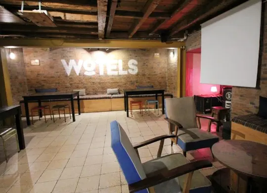 WOT New Lisbon in Lissabon Auf Klassenfahrt mit HEROLÉ: Gemeinschaftslounge im WOT New Lisbon in Lissabon