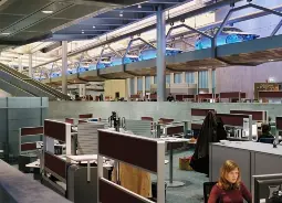 Auf Klassenfahrt mit HEROLÉ: Zentralgebäude BMW Werk in Leipzig.