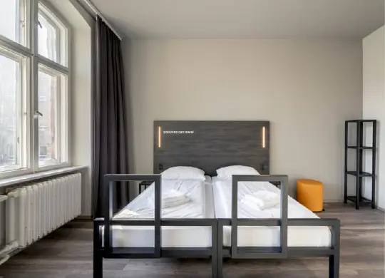 Auf Klassenfahrt mit HEROLÉ: Zimmer für Begleitpersonen im a&o Hostel Berlin Friedrichshain