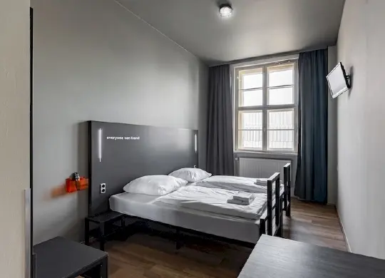 Auf Klassenfahrt mit HEROLÉ: Zimmer für Begleitpersonen im a&o Hostel Leipzig Hauptbahnhof