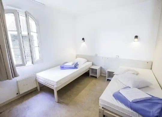 Auf Klassenfahrt mit HEROLÉ: Beispielzimmer für Begleitpersonen im Centre Patrick Varangot in der Bretagne