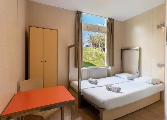 Auf Klassenfahrt mit HEROLÉ: Zimmer für Begleitpersonen im Stayokay Hostel Noordwijk an der Niederländischen Nordseeküste