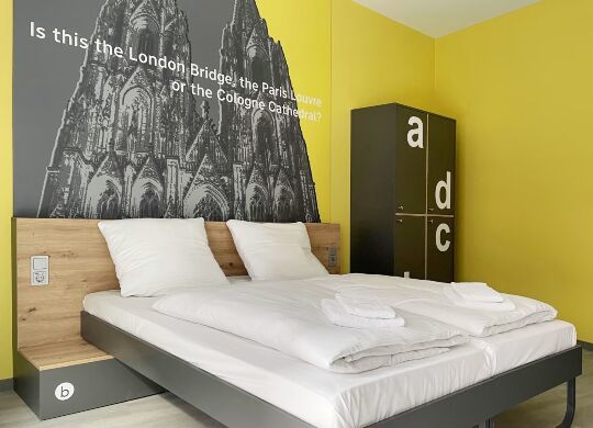 Zimmer für die Begleitpersonen im MEININGER Köln West Auf Klassenfahrt mit HEROLÉ: Zimmer für die Begleitpersonen im MEININGER Köln West