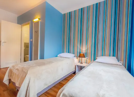 Auf Klassenfahrt mit HEROLÉ: Die Zimmer im Premium Hostel in Krakau sind modern und farbenfroh gestaltet.