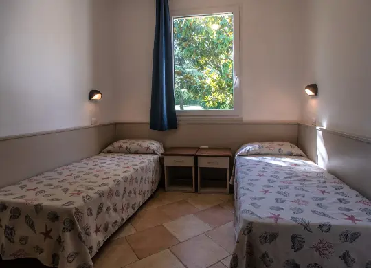 Auf Klassenfahrt mit HEROLÉ: Zimmerbeispiel im Bungalow der Ferienanlage Bella Italia am Gardasee