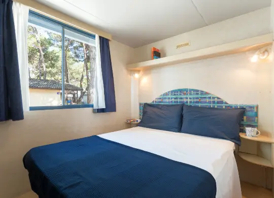 Auf Klassenfahrt mit HEROLÉ: Zimmerbeispiel eines Mobilhomes mit Doppelbett vom Roma Capitol bei Rom