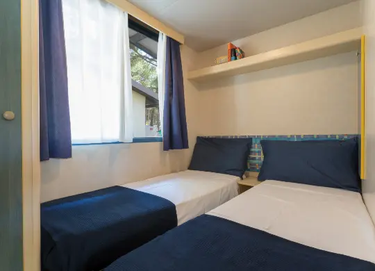 Auf Klassenfahrt mit HEROLÉ: Zimmerbeispiel eines Mobilhomes mit Einzelbetten vom Roma Capitol bei Rom