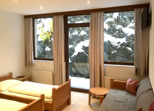 Auf Klassenfahrt mit HEROLÉ: Zimmerbeispiel für Begleitpersonen im Hotel Josef im Salzburger Land