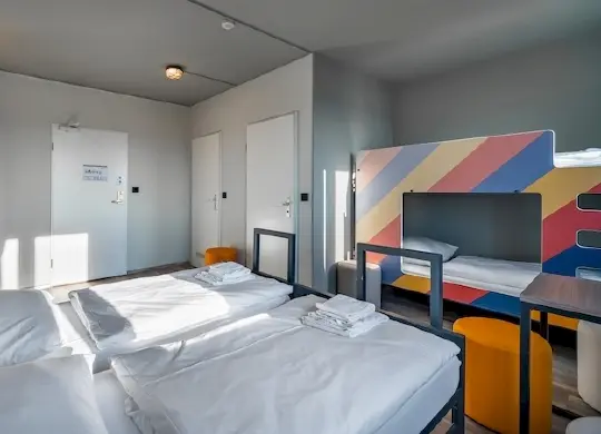 Zimmerbeispiel im a&o Hostel Dresden Auf Klassenfahrt mit HEROLÉ: Zimmerbeispiel Vierbett im a&o Hostel Dresden