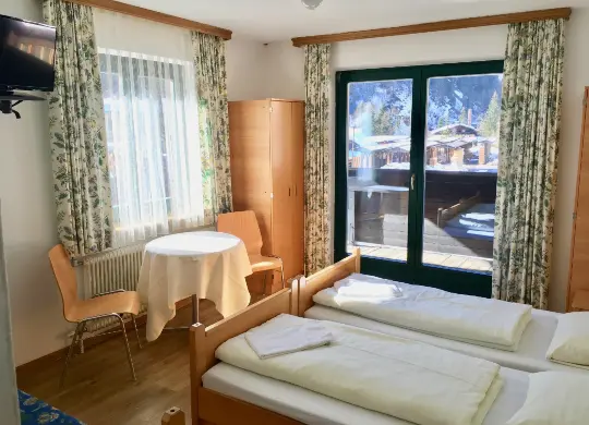 Auf Klassenfahrt mit HEROLÉ: Zimmerbeispiel im Hotel Josef im Salzburger Land