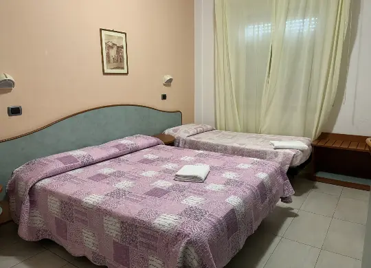 Auf Klassenfahrt mit HEROLÉ: Zimmerbeispiel im Hotel Playa - Adria