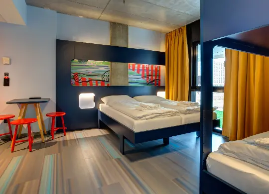 Auf Klassenfahrt mit HEROLÉ: Mehrbettzimmer im Meininger East Side Gallery in Berlin