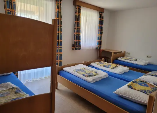 Auf Klassenfahrt mit HEROLÉ: Zimmerbeispiel im Rinsbacher Hof SOMMER in Südtirol