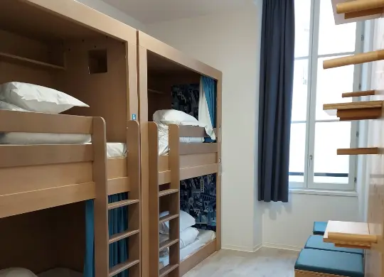 Auf Klassenfahrt mit HEROLÉ: Vierbettzimmer im The People Hostel in Marseille in der Provence
