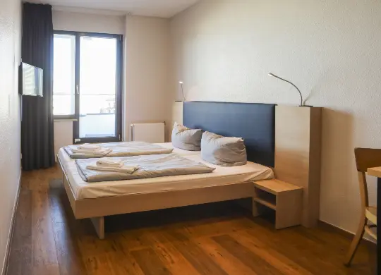 Auf Klassenfahrt mit HEROLÉ: Zweibettzimmer für Begleitpersonen im acama Hostel Kreuzberg in Berlin