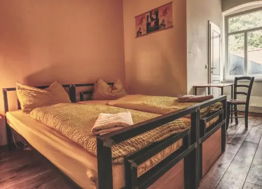 Zweibettzimmer im Opera Hostel Erfurt Auf Klassenfahrt mit HEROLÉ: Zweibettzimmer im Opera Hostel Erfurt
