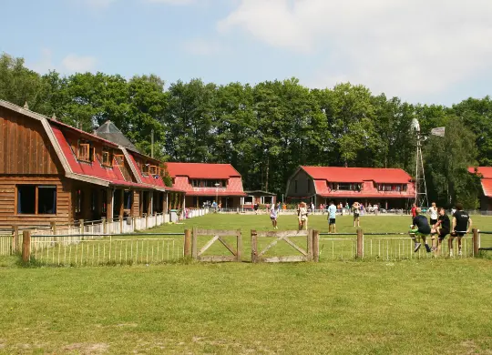 Auf Klassenfahrt mit HEROLÉ: Summercamp Heino- Außenansicht Häuser in Zwolle