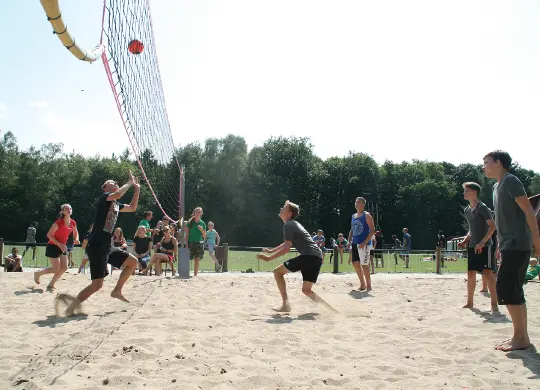Auf Klassenfahrt mit HEROLÉ: Schüler im Heinopark spielen Beachvolleyball in Zwolle