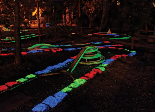 Auf Klassenfahrt mit HEROLÉ: Summercamp Heino - Black Light Golf in Zwolle