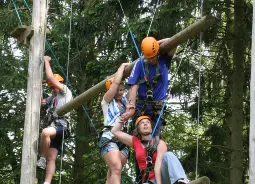 Hochseilgarten im Heinopark in Zwolle  Auf Klassenfahrt mit HEROLÉ: Hochseilgarten im Heinopark in Zwolle.