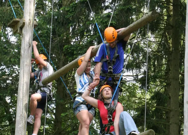 Hochseilgarten im Heinopark in Zwolle Auf Klassenfahrt mit HEROLÉ: Hochseilgarten im Heinopark in Zwolle.