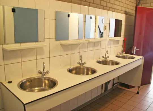 Auf Klassenfahrt mit HEROLÉ: Summercamp Heino (Sanitäranlagen Mehrbettzimmer) in Zwolle.