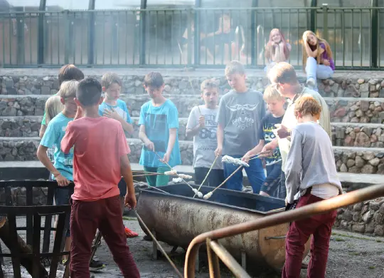 Auf Klassenfahrt mit HEROLÉ: Stockbrot backen in Zwolle.