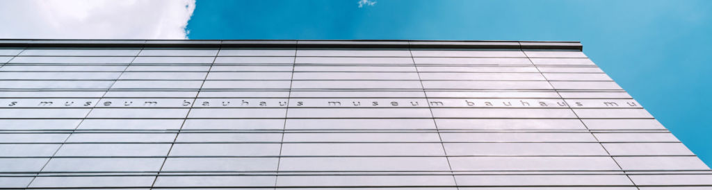 Blick auf die Außenfassade des Bauhaus Museums in Weimar