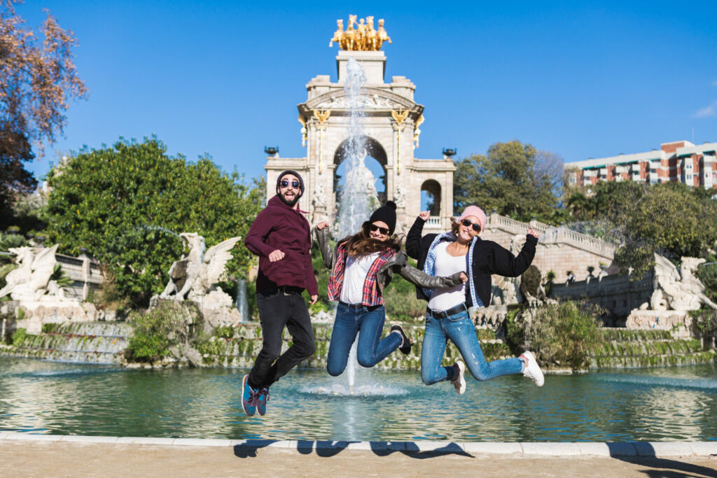 Schüler:innen im Parc de la Ciutadella in Barcelona.