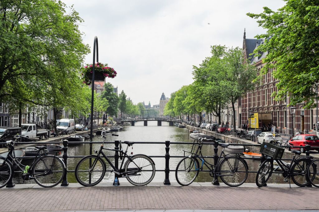 Die schönen Grachten in Amsterdam mit dem Fahrrad erkunden