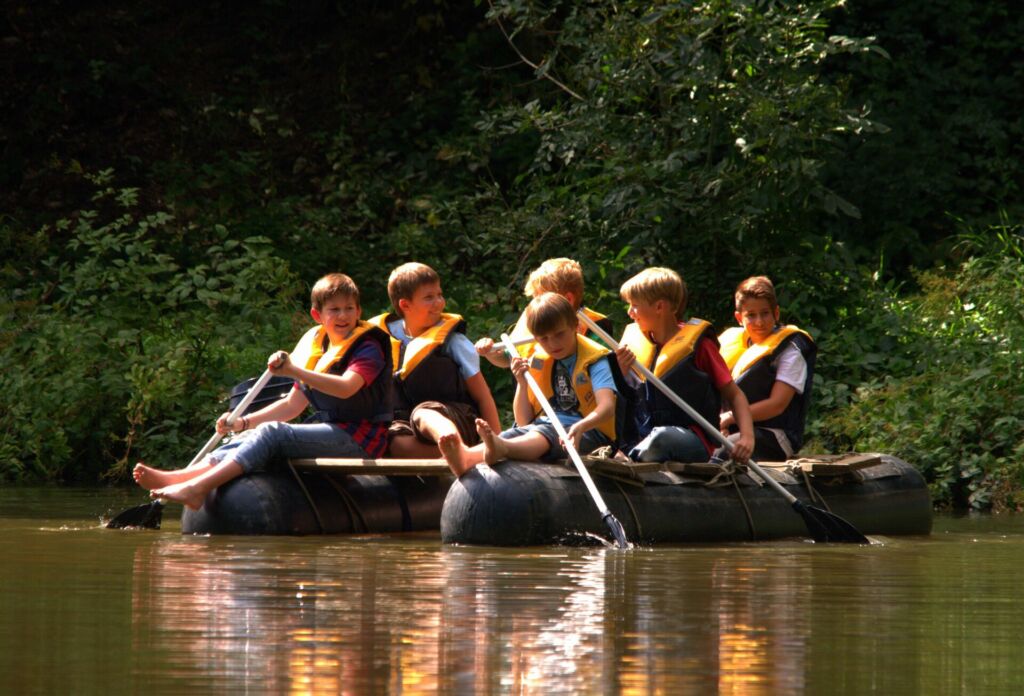 Schüler haben viel Spaß bei der Bootstour auf dem Rursee in der Eifel