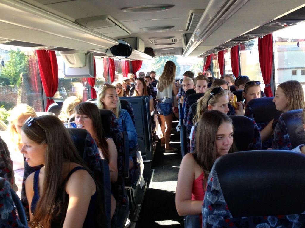 Im HEROLÉ-Reisebus auf dem Weg zum Gardasee ist immer was los!