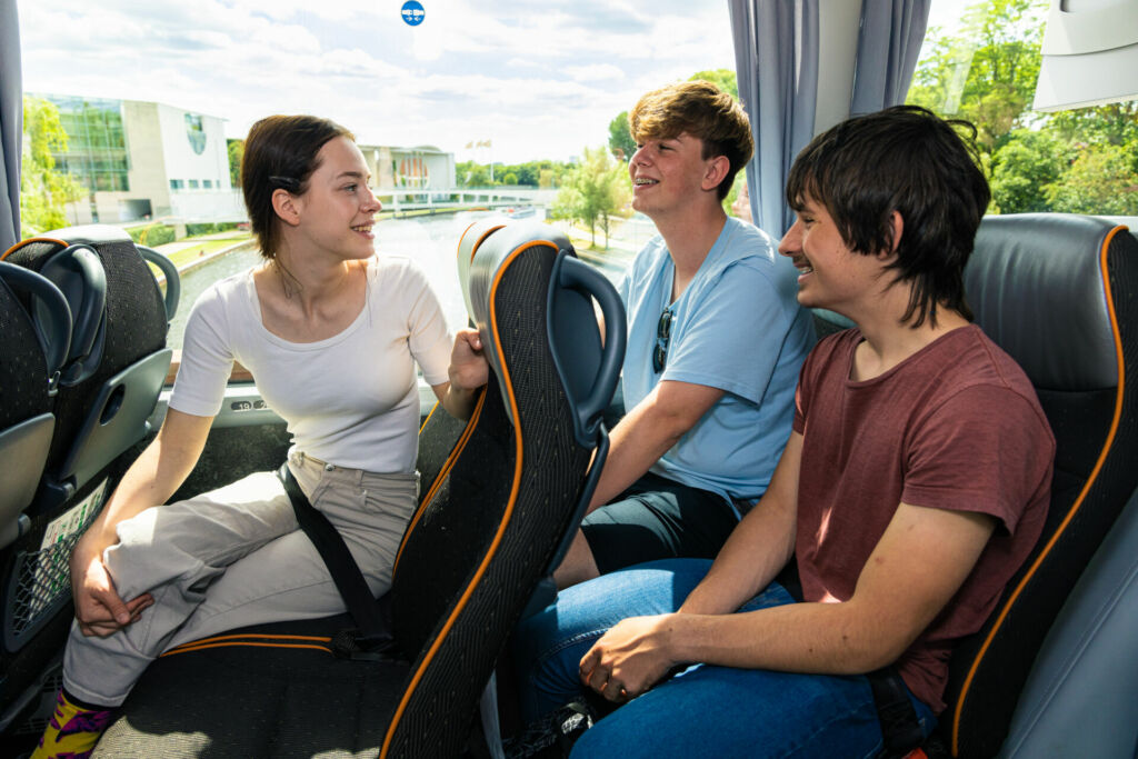 Schüler:innen auf Klassenfahrt im Bus