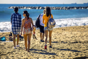 Schüler:innen genießen den Strand