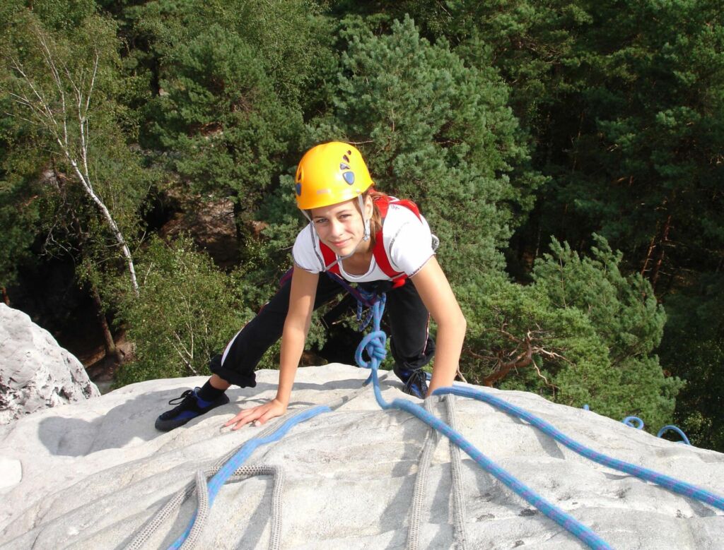 Schülerin beim Klettern im Elbsandstein Gebirge