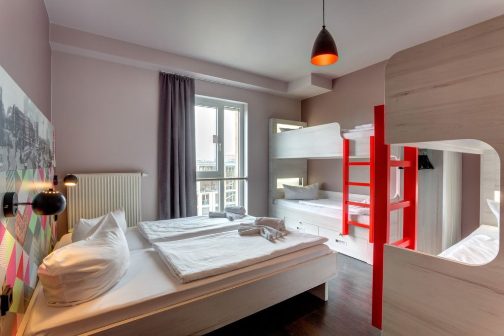 Ein Mehrbettzimmer im MEININGER Hotel München